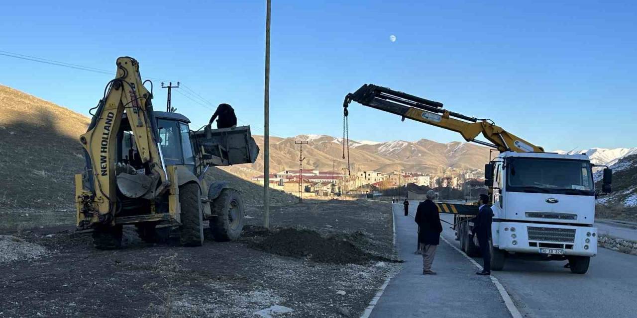 Yüksekova’daki Toki Yolu Aydınlatılıyor