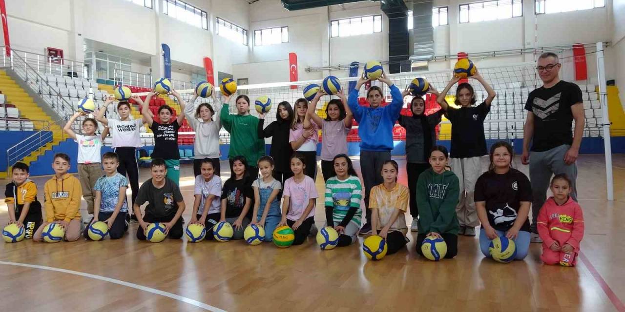 Tavşanlı’da Gençler Voleybol İle Spora Katılıyor
