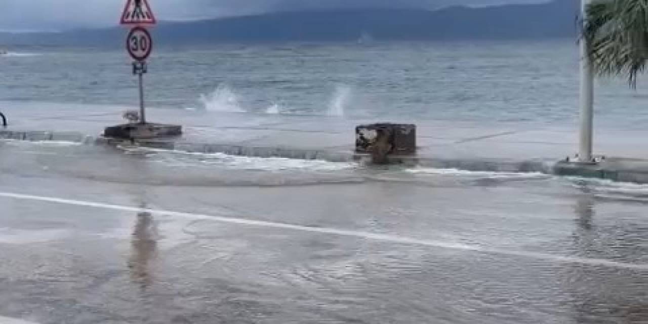 Bursa’da Fırtına Ve Sağanak Sebebiyle Denizle Karayolu Birleşti