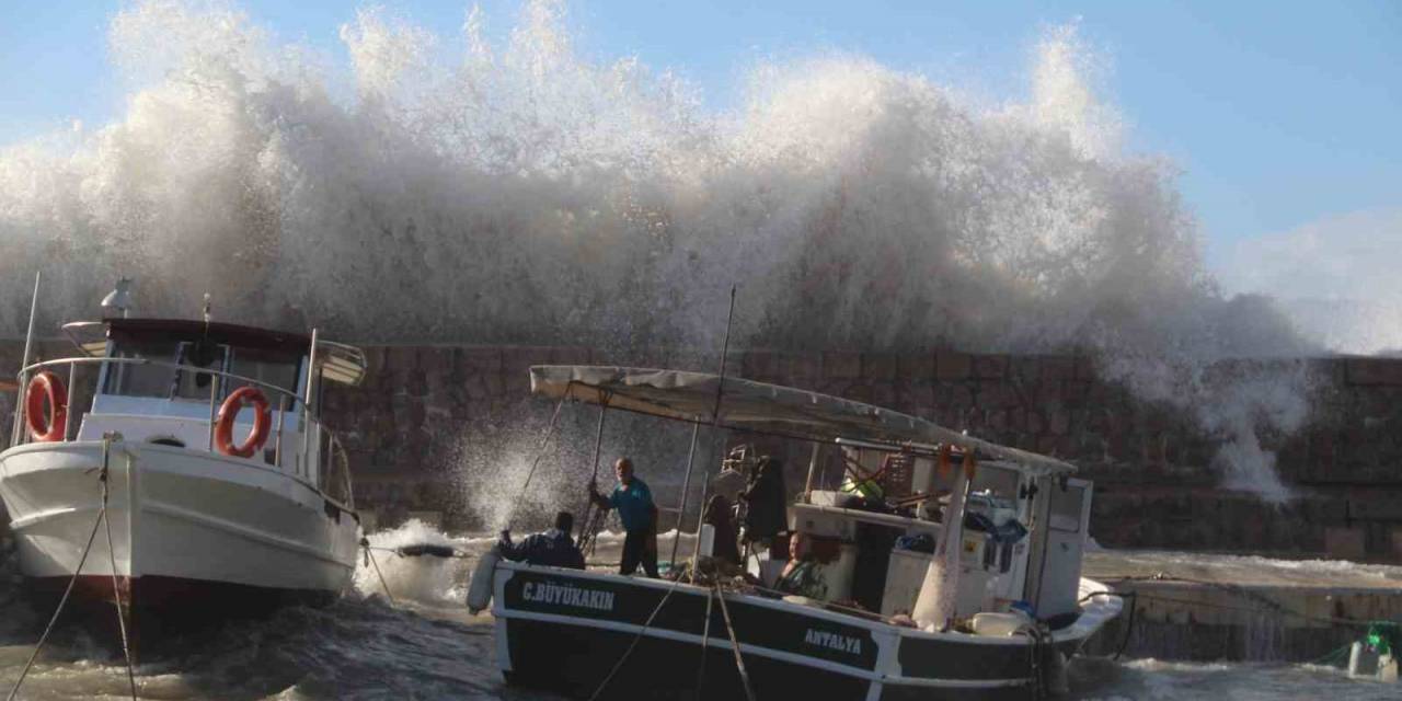 Dev Dalgalar Yat Limanı’nı Yuttu