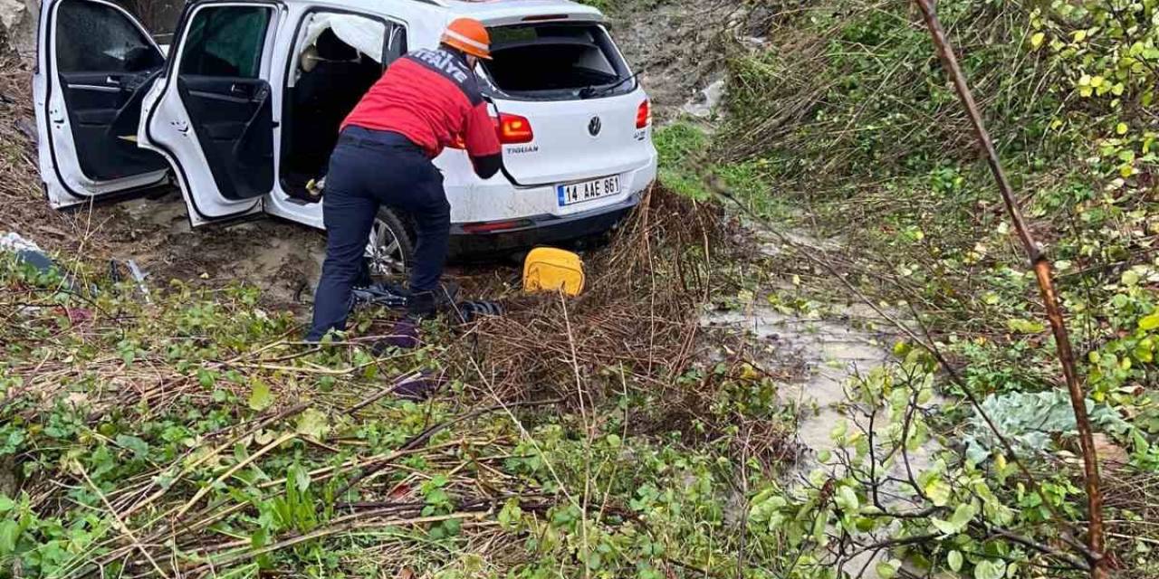 Otomobil Dereye Uçtu: 1 Yaralı