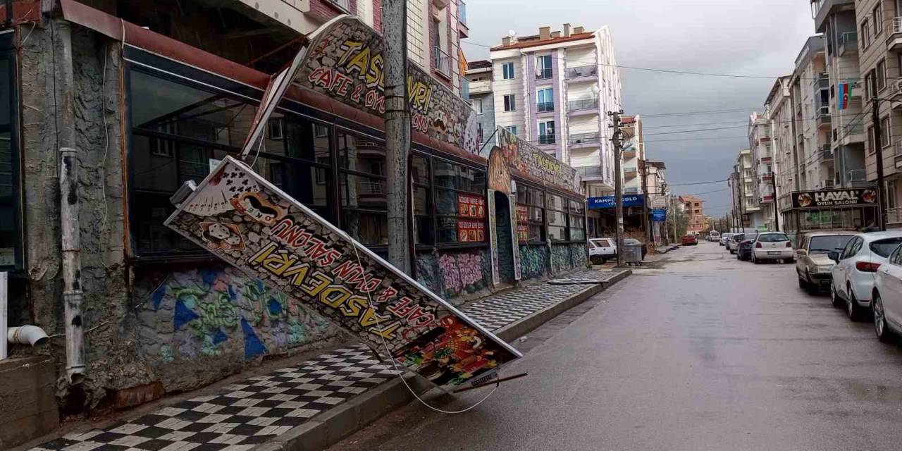 Afyonkarahisar’da Fırtına Hayatı Olumsuz Etkiledi