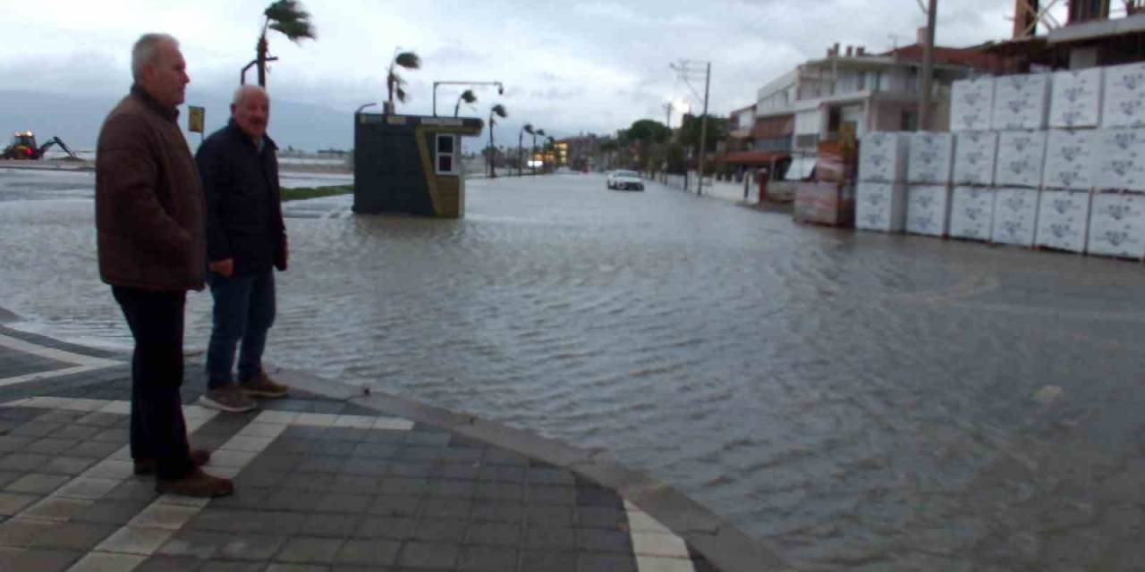 Balıkesir’de Kabaran Deniz Sokaklara Taştı, Yazlıkları Su Bastı