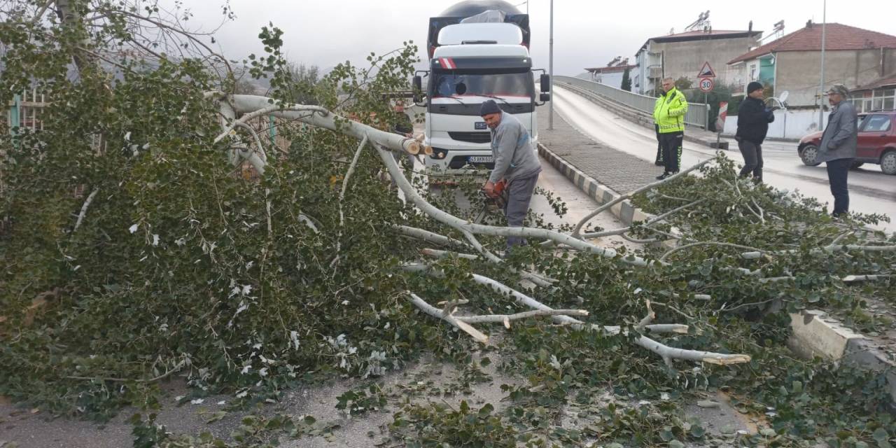 Fırtına Alaşehir’de Hayatı Olumsuz Etkiledi