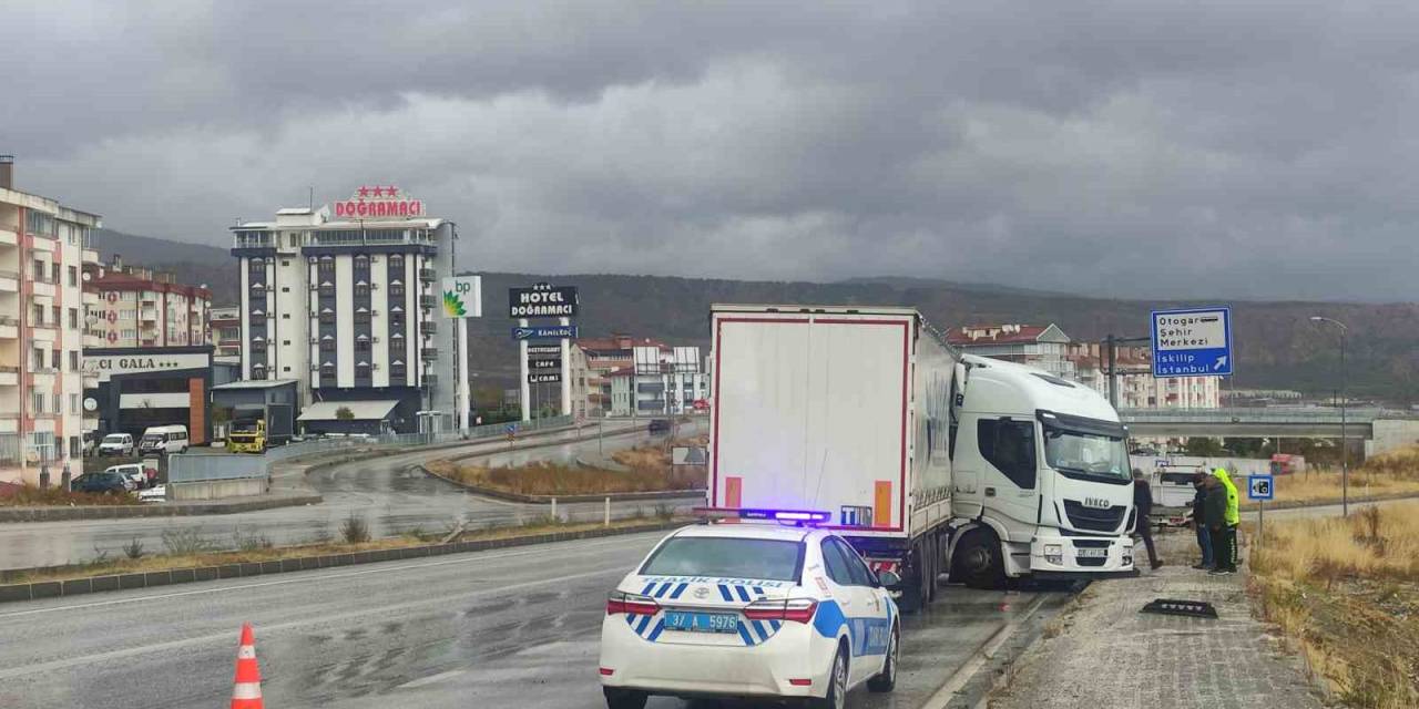 D100’de Makaslayan Tır Trafikte Aksamaya Sebep Oldu