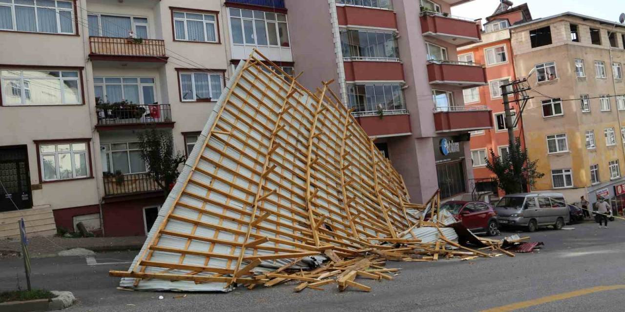 Giresun’da Şiddetli Rüzgar Nedeniyle Çatılar Uçtu, Motosiklet Sürücüsü Uçan Çatının Altında Kaldı