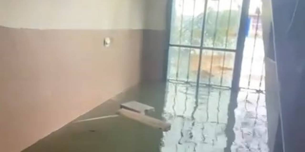 Binanın Girişi Göle Döndü