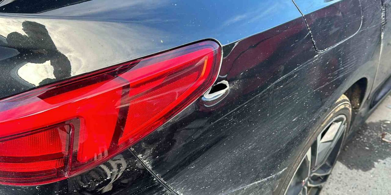 Kağıthane’de Otomobile Silahlı Saldırı: 17 El Ateş Ettiler, Genç Başından Vuruldu