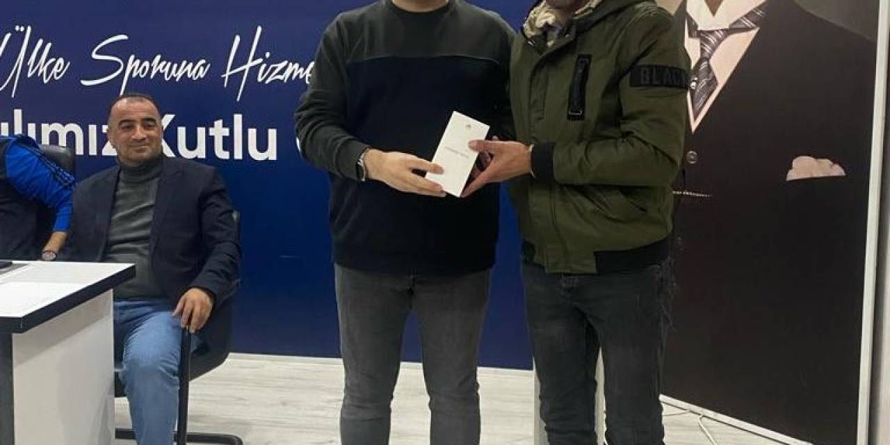Lisans Parasını Bulamayan Kulüp Yöneticisi Cep Telefonunu Sattı