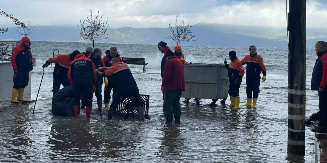 Bursa’da Fırtına Hayatı Felç Etti, Deniz Karayla Birleşti