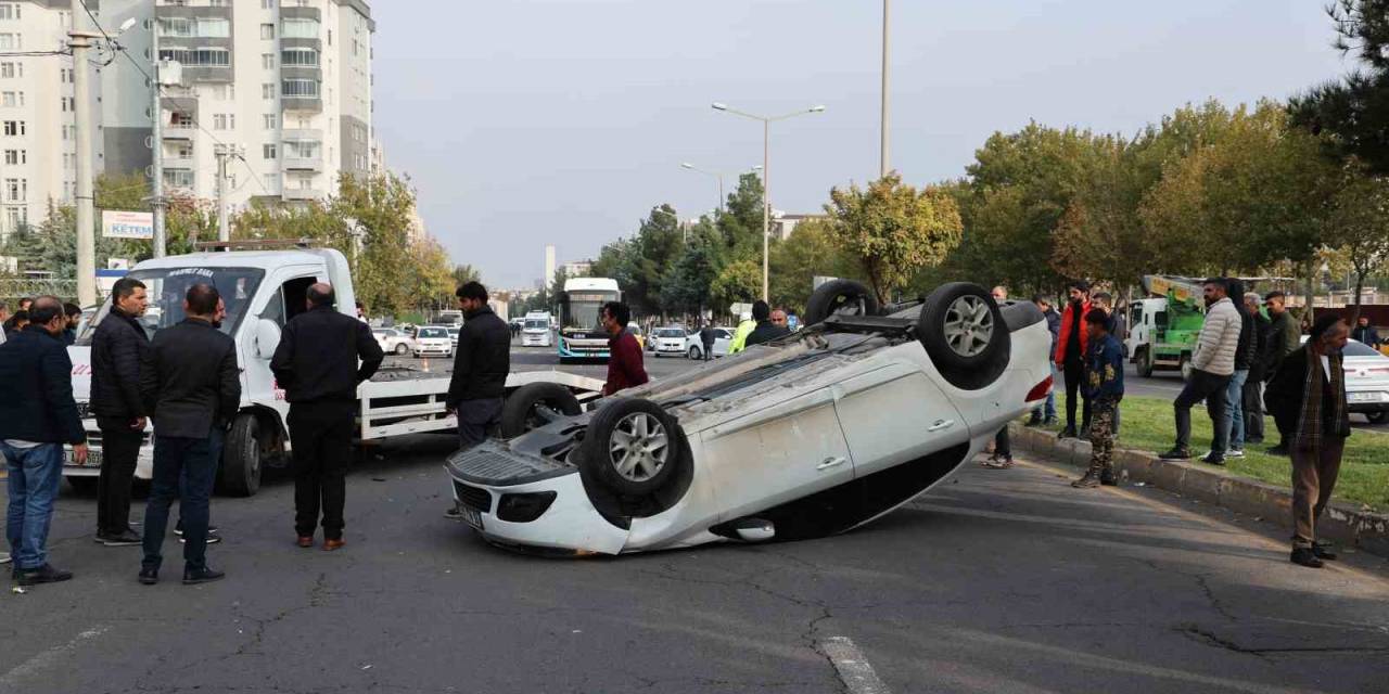 Diyarbakır’da Seyir Halindeki Otomobilin Tekerine Çarpan Otomobil Takla Attı: 1 Yaralı