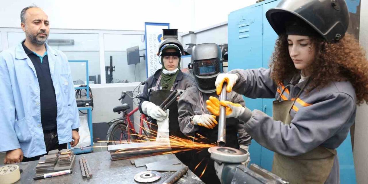 Kızlar Erkek Öğrencilere Meydan Okudu