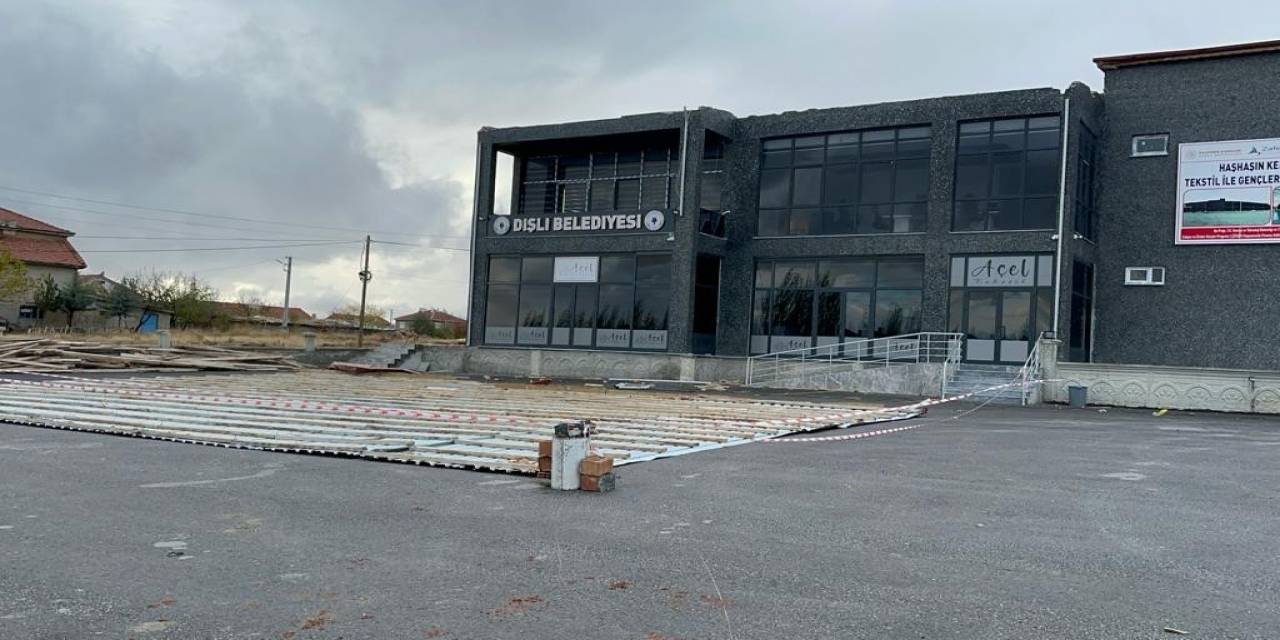 Fırtına Belediyenin Çatısını Uçurdu