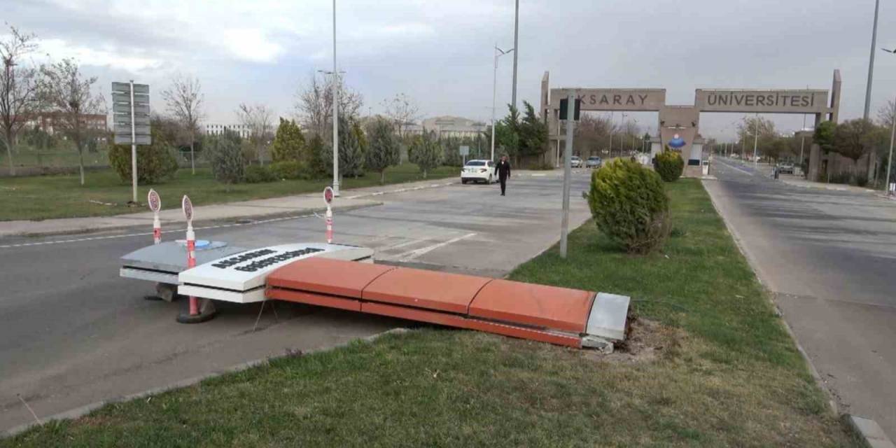 Aksaray’da Şiddetli Fırtına Ağaçları Söktü, Tabelaları Devirdi, Çatıları Uçurdu