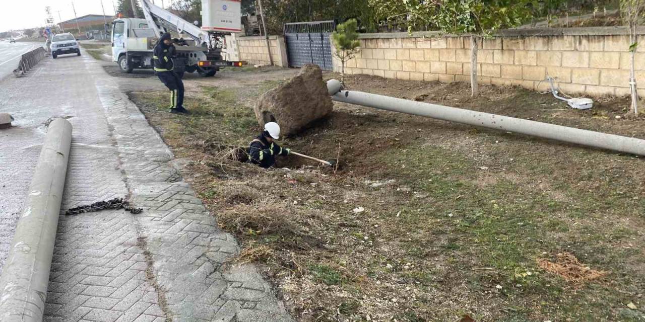 Kulu’da Şiddetli Rüzgar Elektrik Direğini Devirdi