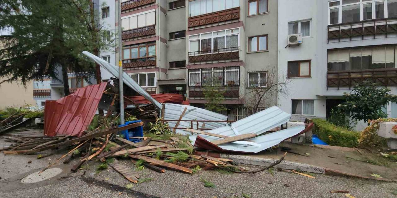 Şiddetli Rüzgar Ve Fırtına, Apartman Çatılarını Uçurup Direkleri Devirdi