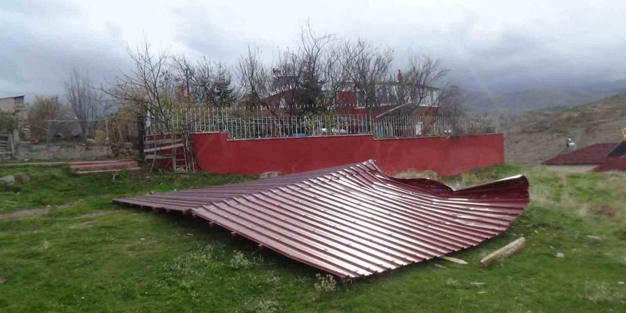 Kayseri’de 6 Tonluk Çatı Şiddetli Rüzgara Dayanamadı