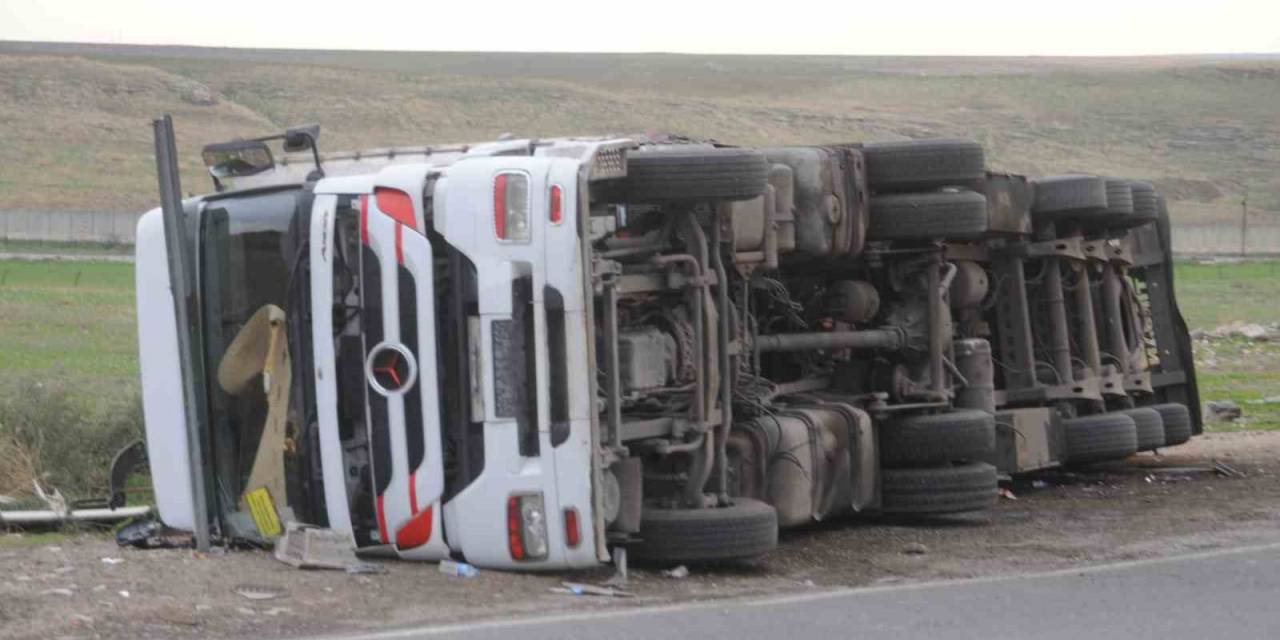 Cizre’de Virajı Alamayan Tır Devrildi: 1 Yaralı