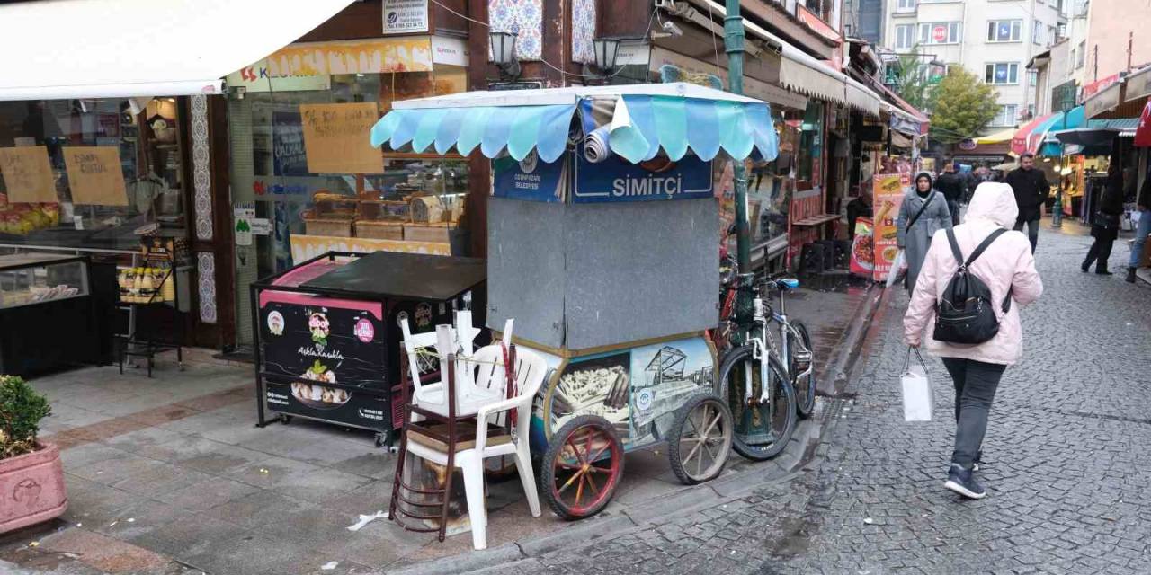 Hava Yağışlı Olunca Seyyar Esnaf Arabasını Açmadı