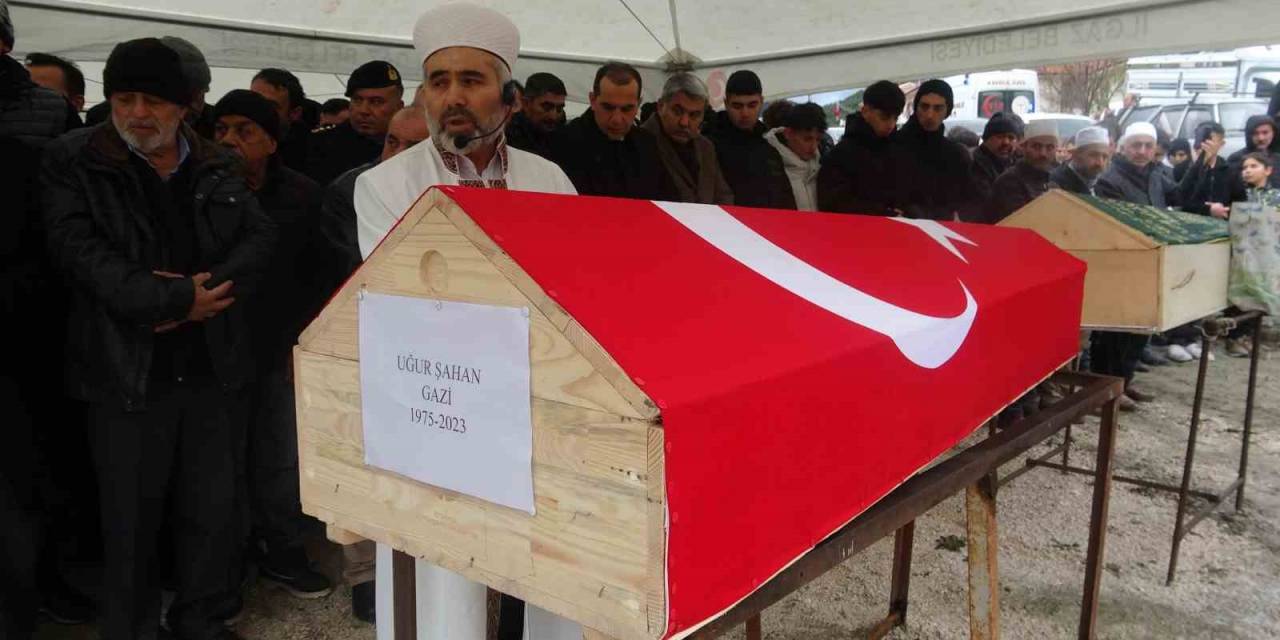 Komşusu Tarafından Öldürülen 15 Temmuz Gazisi Ve Oğlu Gözyaşlarıyla Toprağa Verildi
