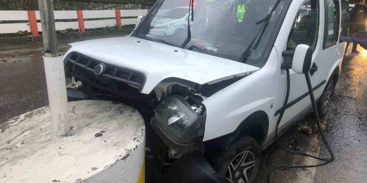 Kaza Sonrası Araçta Sıkışan Sürücü Kalp Krizi Geçirdi