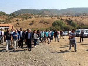 Bakan Doğan Şehit Evini Ziyaret Etti