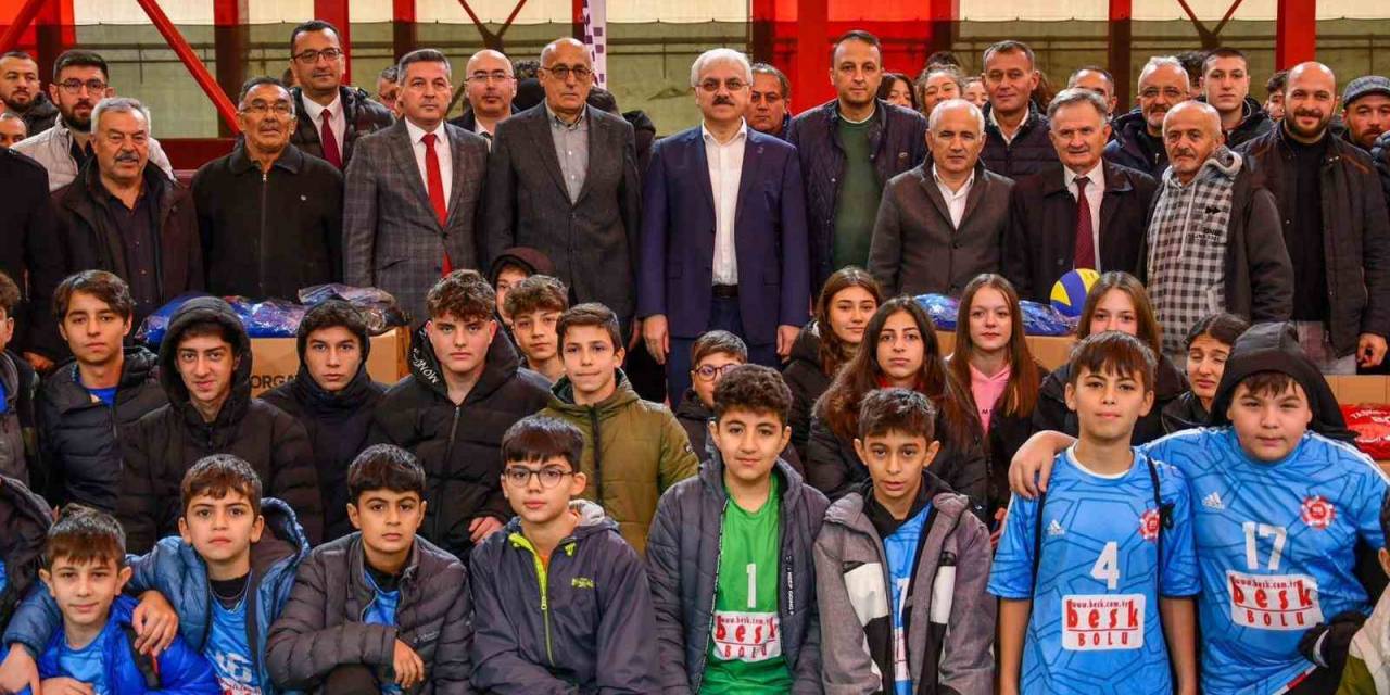 Bolu’da Amatör Spor Kulüpleri İle Sporculara Malzeme Yardımı Yapıldı
