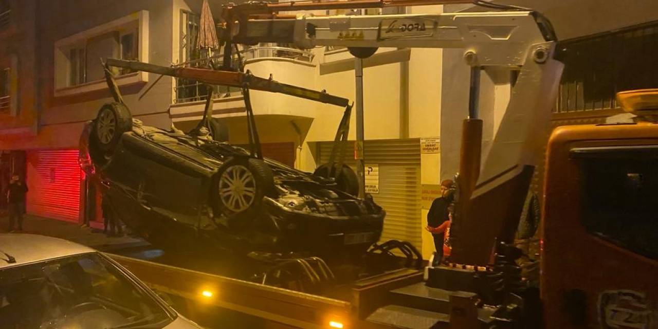 Park Halindeki Araçlara Çarpan Otomobil Ters Döndü