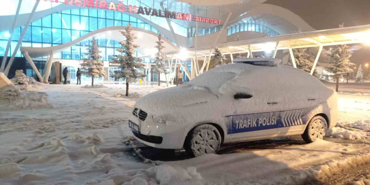 Sivas’ta Kar Hava Ulaşımında İptallere Neden Oldu