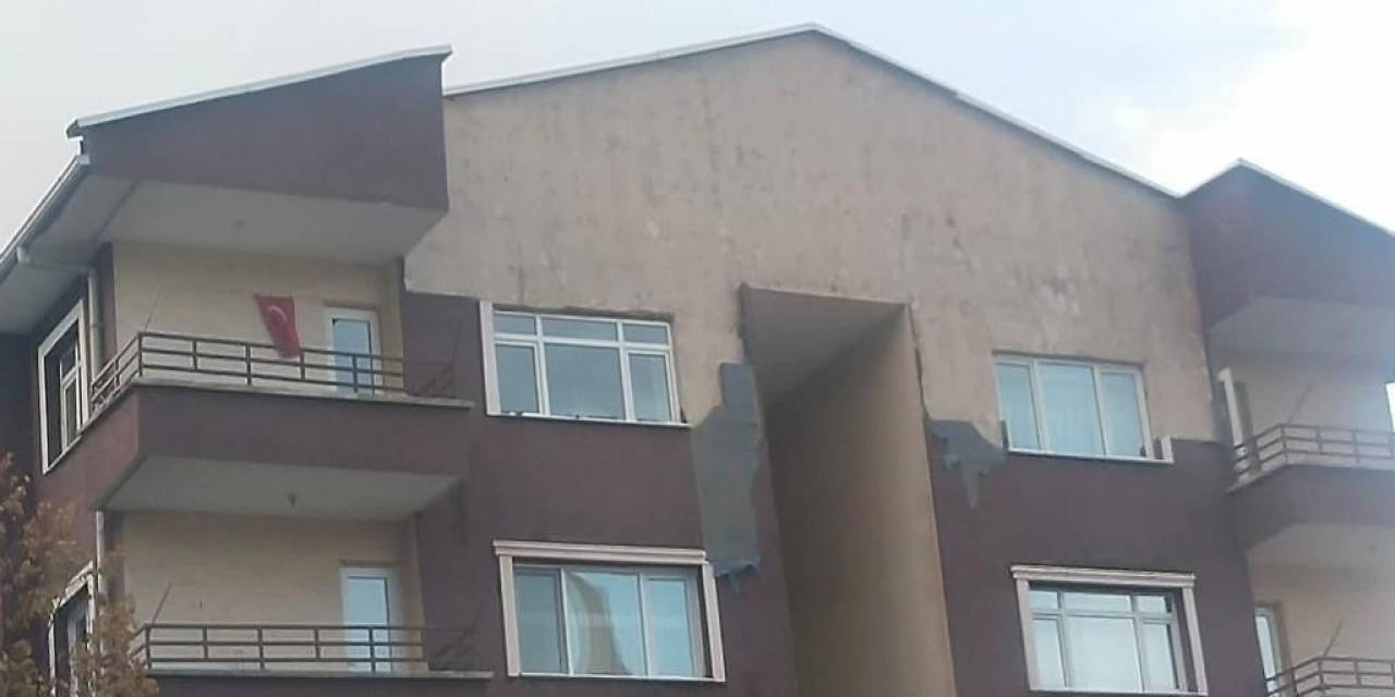 Ankara’da Şiddetli Rüzgar Binanın Dış Kaplamasını Uçurdu: 1 Yaralı