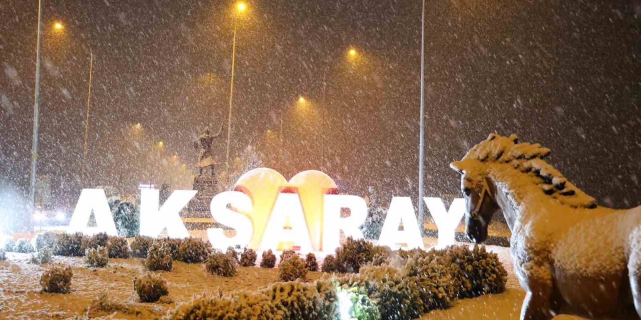 Aksaray’da Fırtına, Yerini Lapa Lapa Kar Yağışına Bıraktı