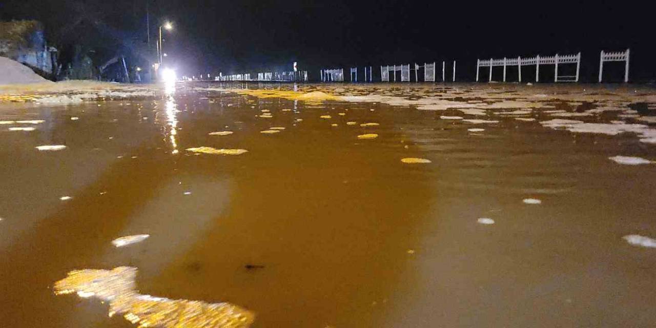 Kastamonu’da Deniz Kara İle Birleşti, Yol Su Altında Kaldı