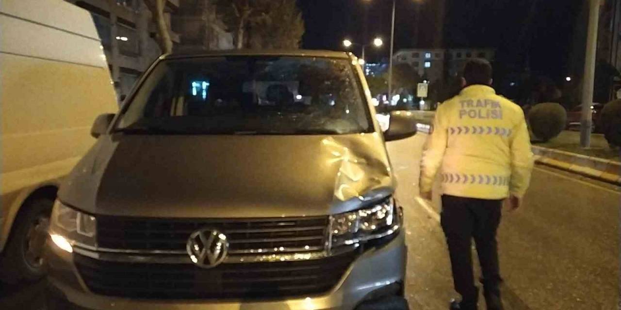 Minibüsün Çarptığı Genç Kız Ağır Yaralandı