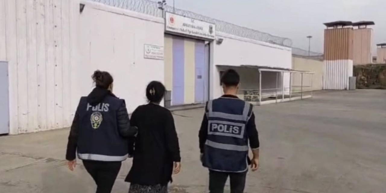 Hırsızlık Suçundan Aranan 2 Kuma Evin Gizli Bölmesinde Yakalandı