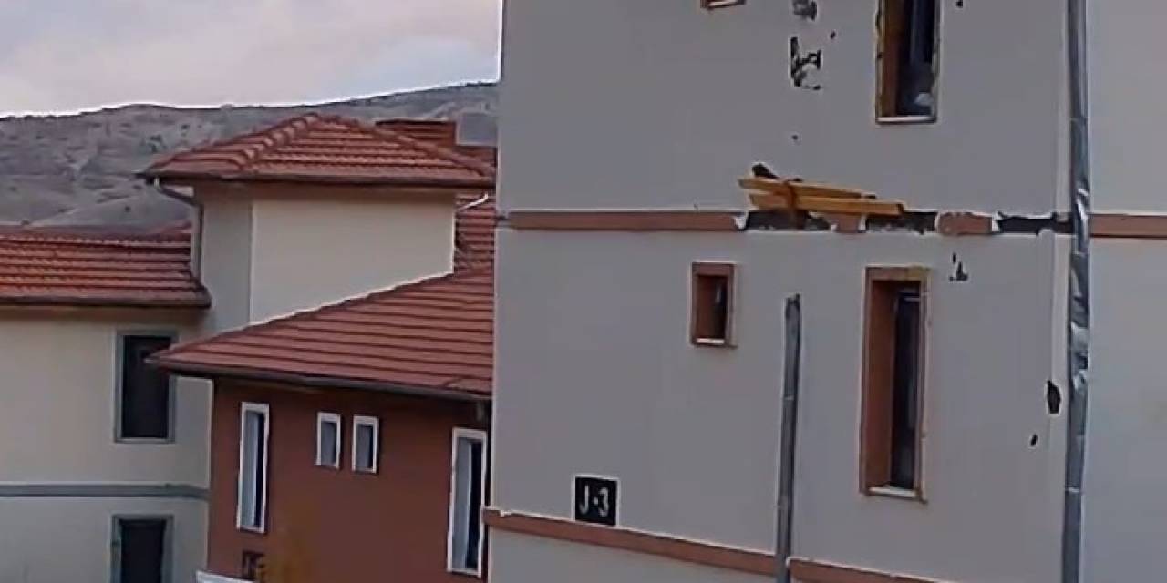 Elazığ’da Fırtına Çatıları Uçurdu