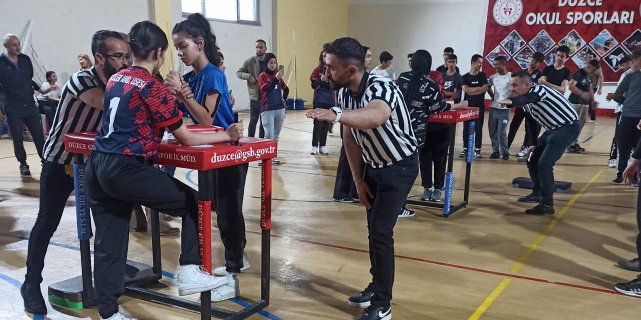 Bilek Güreşinde 182 Sporcu Yarıştı