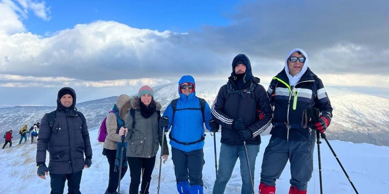 Van Gölü Aktivistleri Pamuk Dağı’nda Filistin Bayrağı Açtı