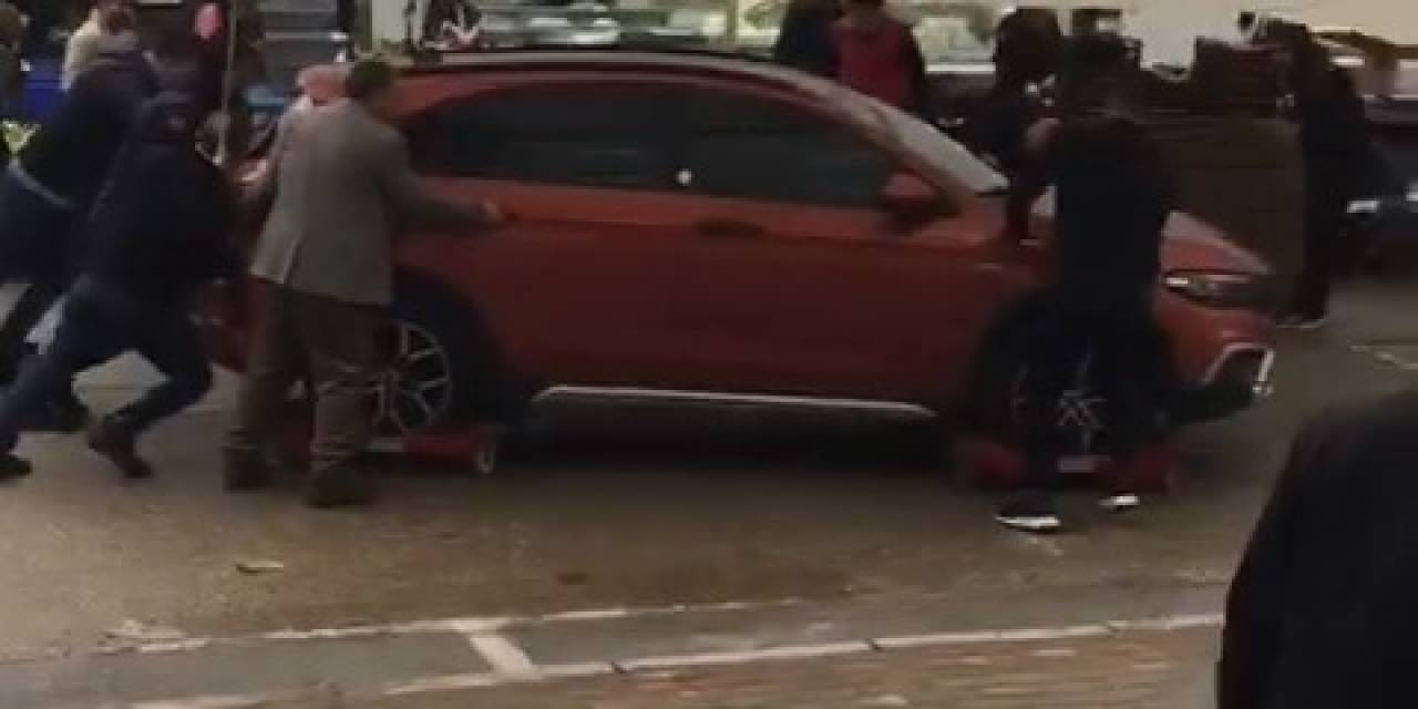 Pazar Alanında Unutulan Otomobili Böyle Kaldırdılar