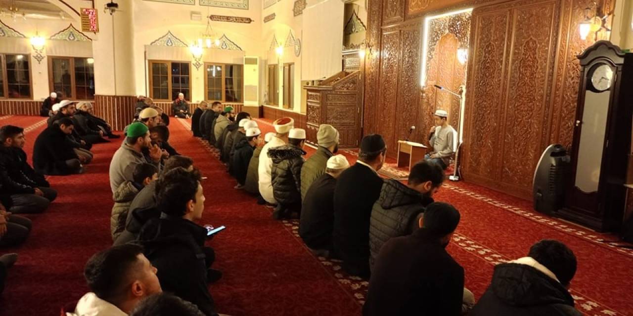 Aydınlı Gençler Vakit Namazlarında Buluşuyor