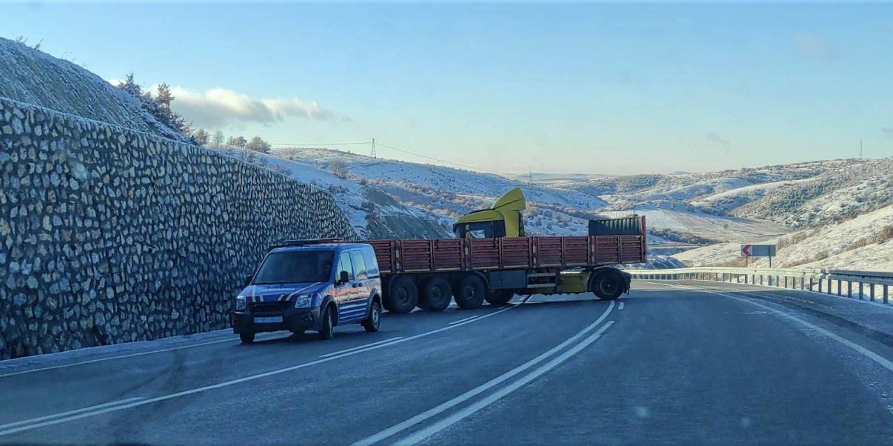 Yozgat’ta Buzlanma Nedeniyle Çok Sayıda Tır Sürücüsü Zor Anlar Yaşadı