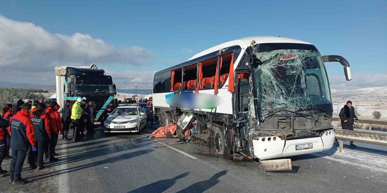 Sivas’ta Otobüs Kazası: 1 Ölü 2 Yaralı