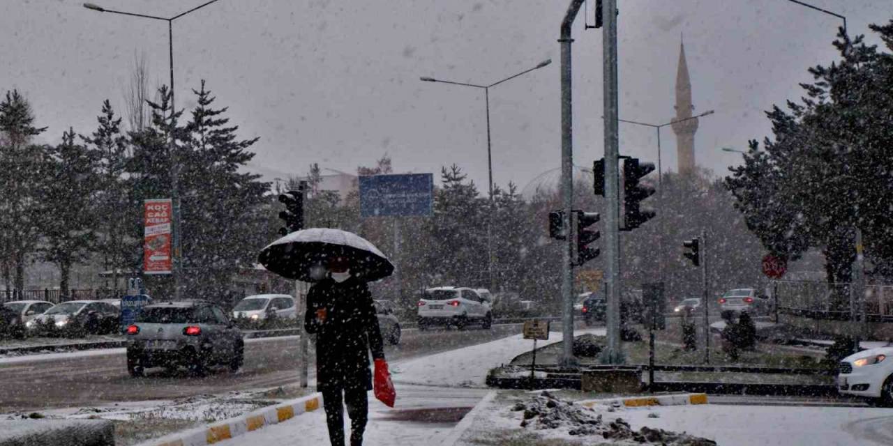 Erzurum Güne Karla Başladı