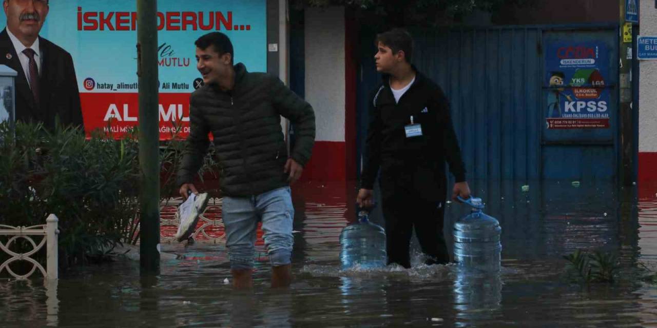 Sular Altında Kalan İskenderun’da Mahsur Kalan Araçlar Kurtarılmayı Bekliyor