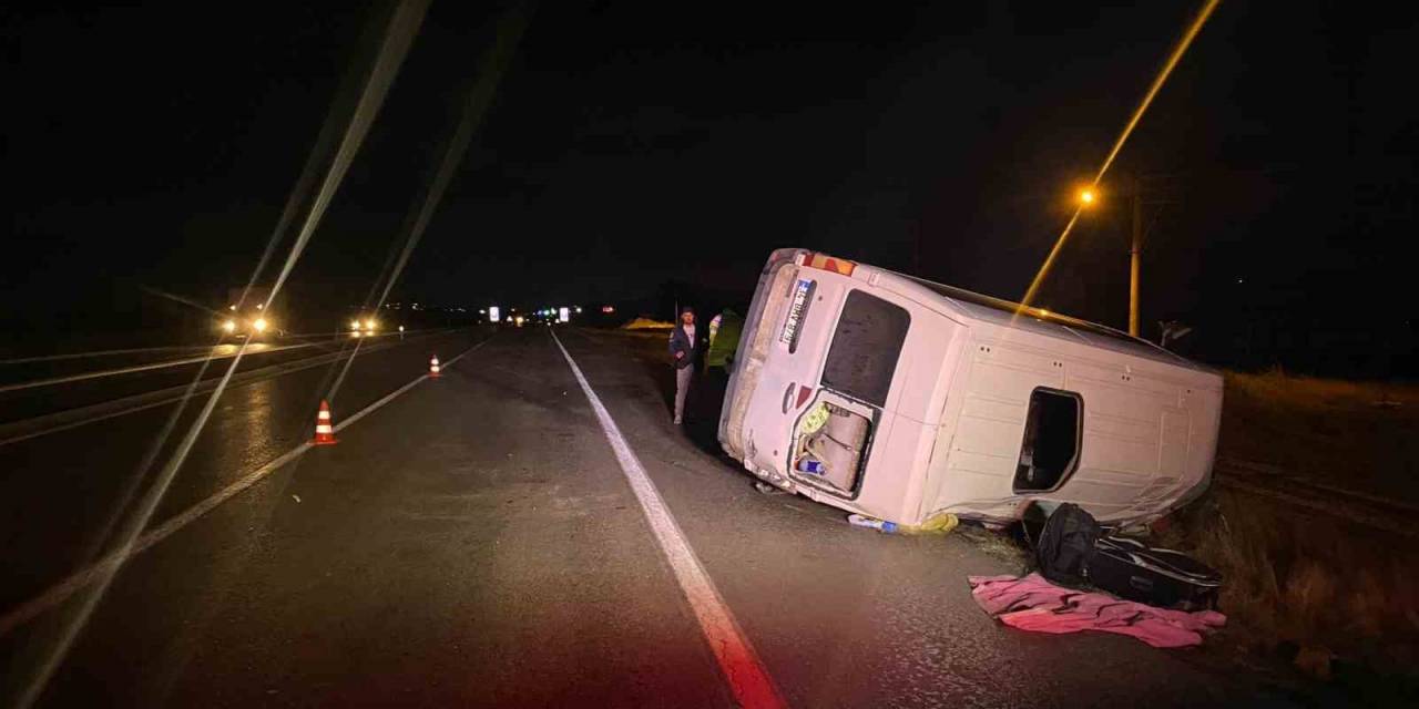 Refüje Devrilen Minibüste 7 Kişi Yaralandı