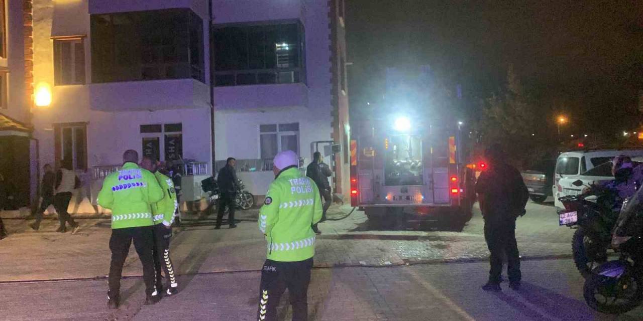 Apart Dairede Yangın Çıktı, 3 Kişi Dumandan Etkilendi