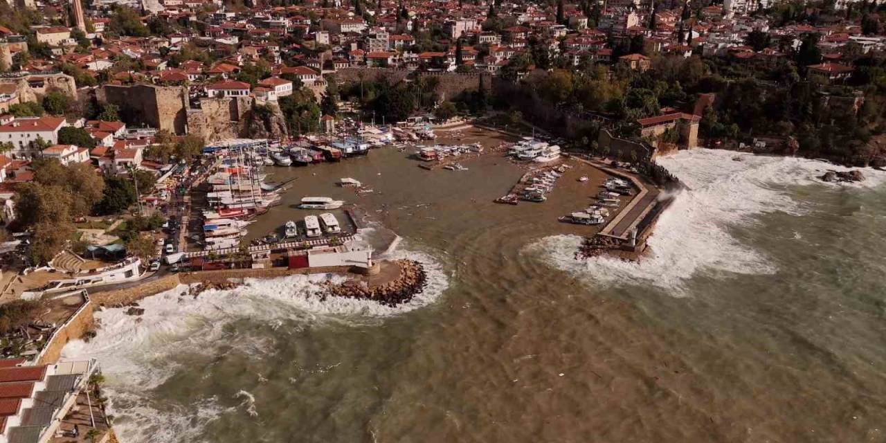 Antalya’da 1’i Tur, 3 Teknenin Battığı Liman Havadan Görüntülendi