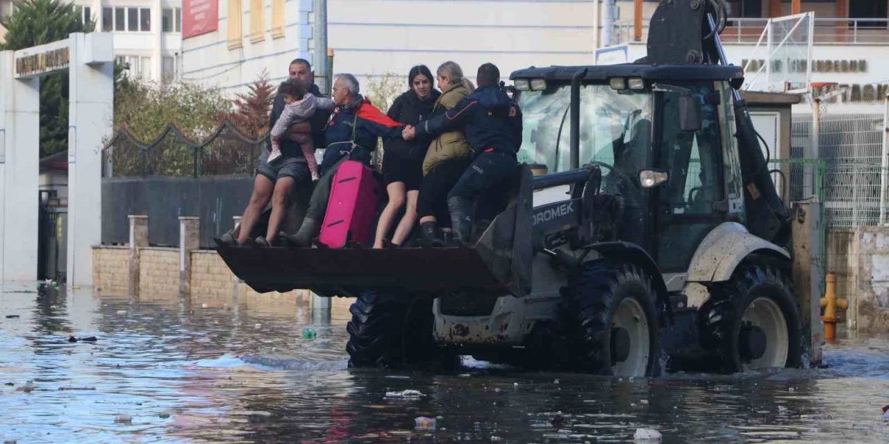 Suların Kapladığı İskenderun’da Evlerde Mahsur Kalanlar, İş Makineleri Ve Yüksek Tonajlı Araçlarla Kurtarılıyor