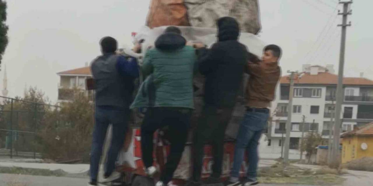 Şiddetli Rüzgarda Triportör Devrilmesin Diye Üzerine Binip Gittiler