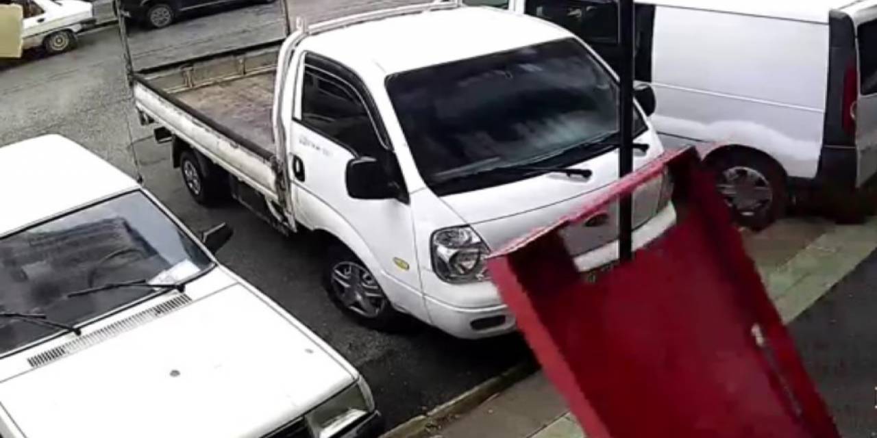 Rüzgârdan Devrilen Buzdolabı Kapağı Otomobile Zarar Verdi