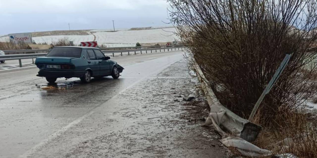 Bariyerlere Çarpan Otomobilde 2 Kişi Hafif Şekilde Yaralandı